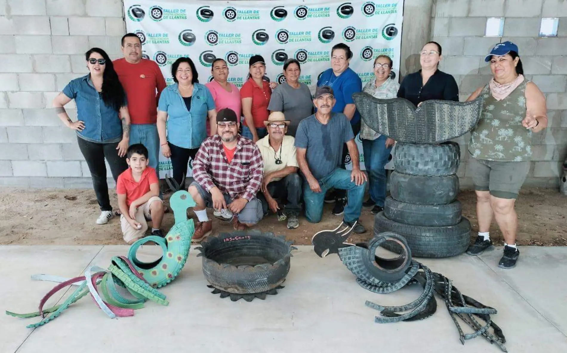 Un grupo de 15 pobladores del Golfo de Santa Clara están aprendiendo a hacer figuras decorativas con llantas